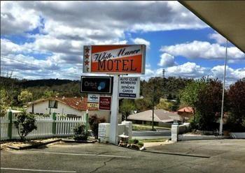 White Manor Motel 3*