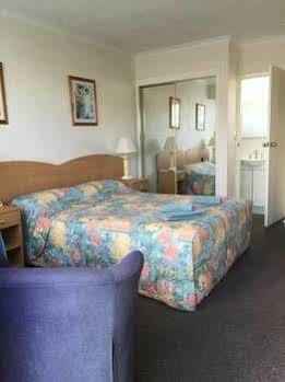 Motel White Manor