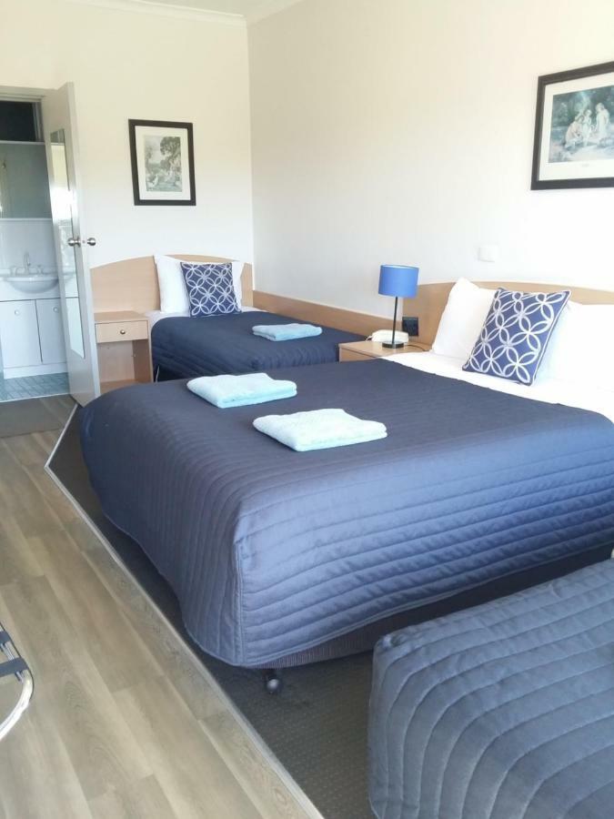 White Manor 3*